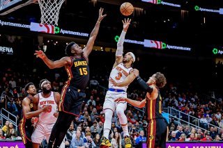 Clint Capela (15) au duel avec Josh Hart dans une rencontre bien laborieuse pour les Hawks. KEYSTONE/EPA/ERIK S. LESSER